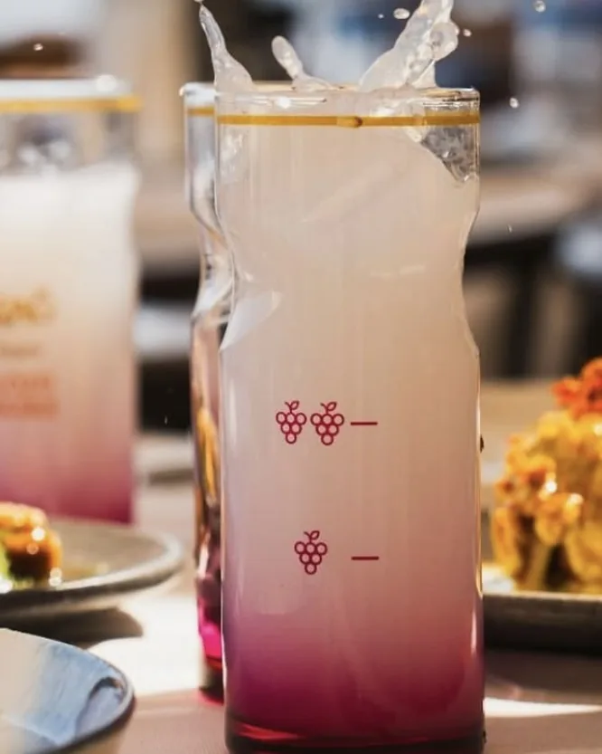 Buzu yeni düşmüş rakı kadehi