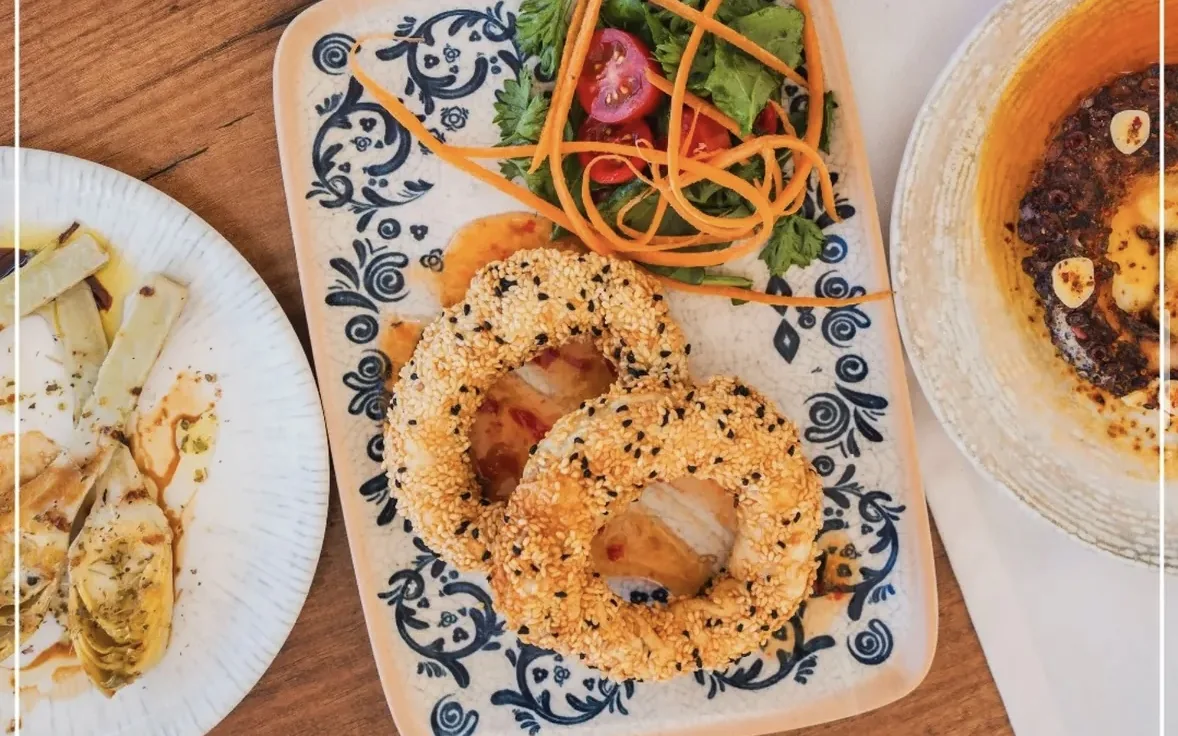 Ahşap masaya yayılmış meze tabakları